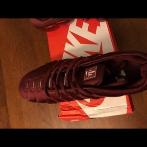 burgundy nike vapormax plus